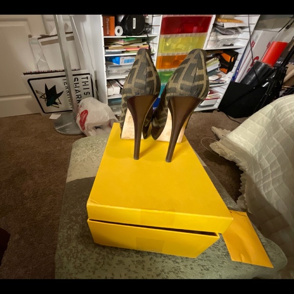 FENDI DÉCOLLETÉ ZUCCA JACQUARD - Picture 9 of 10